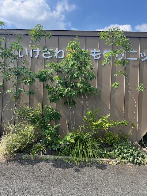 いけざわこどもクリニックまで約1.5km（徒歩19分／車で約4分）　診療時間
平日9時～18時30分
土曜日9時～12時30分
木・日定休日