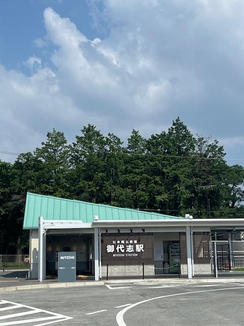 御代志駅まで約2.1km（徒歩27分／車で約5分）　駅周辺は、土地区画整理事業により、商業施設があり、飲食店やファーストフード店が軒を連ねます。
日常生活にとても便利です。