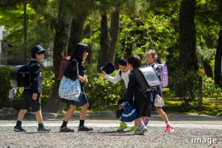 イイコトテラス須和間碧葉の風は、犯罪が起きにくい環境を目指し、街全体に高度なセキュリティを取り入れている防犯タウンです。タウンセキュリティ導入以来、窃盗件数は0を誇り、1日に3回警備員が見守るパトロール体制でお子様の登下校時も安心できる街です。