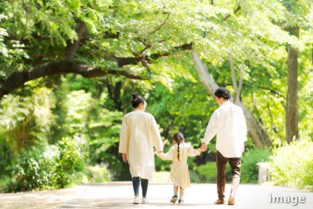 分譲地内には4か所の広々とした公園や緑道があり、日常生活の中で四季の彩りを感じることができます。木々の香りを感じたり、さわやかなそよ風を感じたり…。都会では味わえないような体験がたくさん詰まっており、豊かな自然と触れ合うことで、子供たちは豊かな感受性を育むことができます。