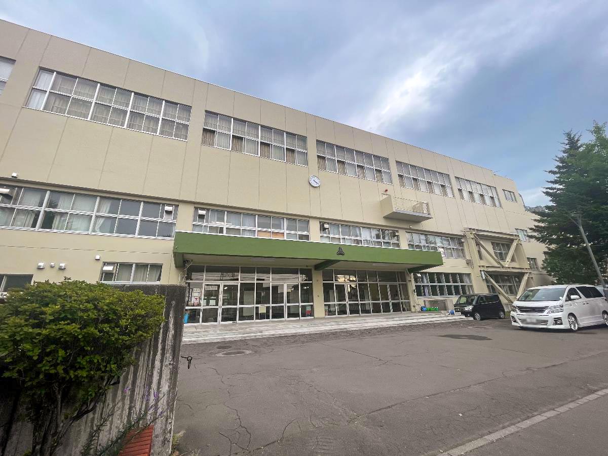 札幌市立札苗中学校まで約1.1km（徒歩14分）　部活動に励んだり、勉強をがんばったり、大人になる第一歩を学ぶ場所です。