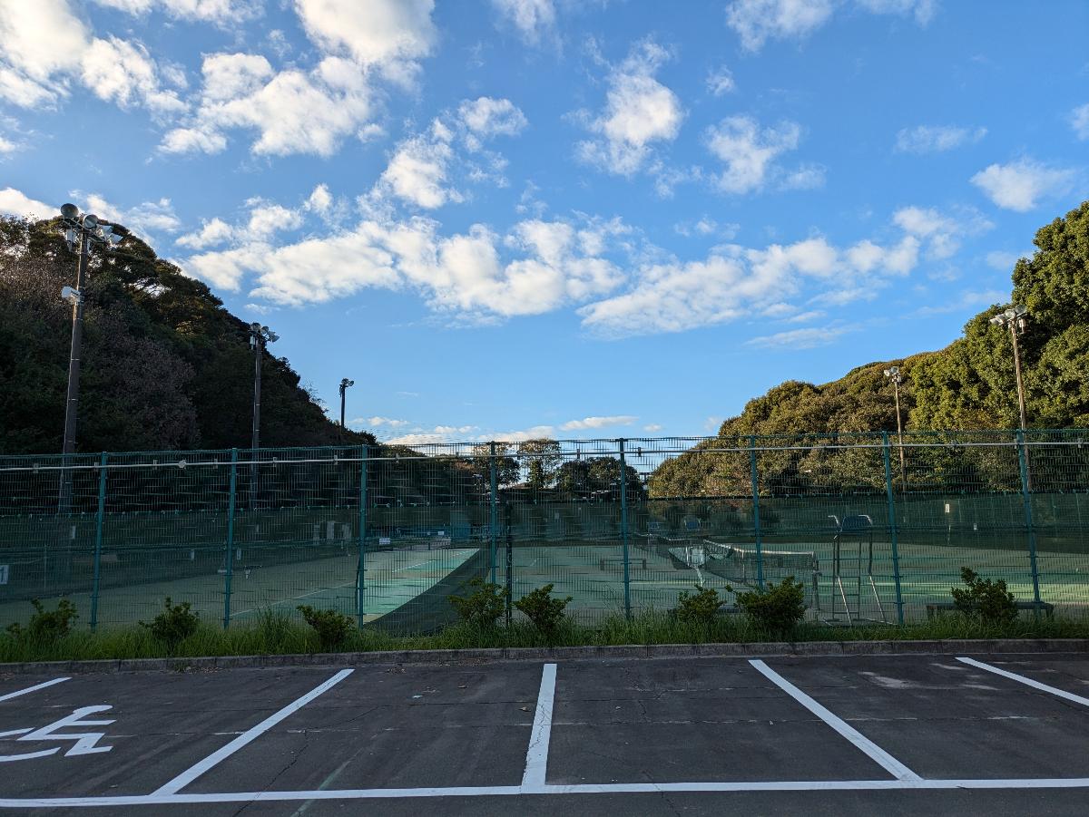 東大久保運動公園まで約350m　木々に囲まれた静かな環境にある夜間照明のあるスポーツ施設です。
人工芝テニスコートが複数とサッカーや野球が楽しめる土の広いグラウンドがあります。
