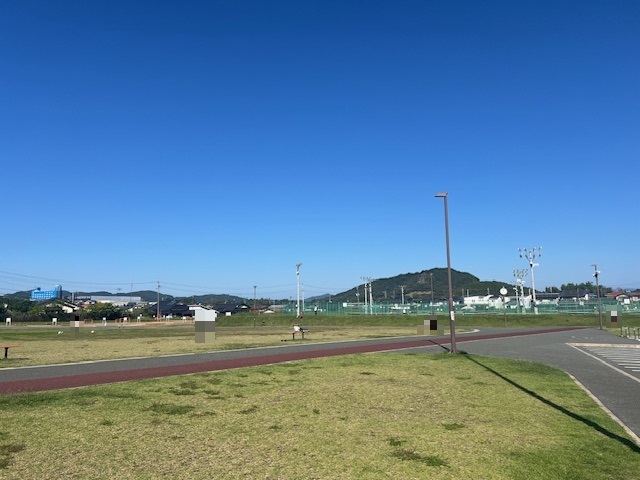 植木町中央公園まで約220m（徒歩3分）　広々とした公園で遊具も豊富です。見通しがよくお子様も安全に見守れます。