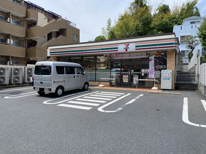 セブンイレブン横浜戸塚町中央店まで約320m（徒歩4分）　普段のお買い物にご利用頂けます。