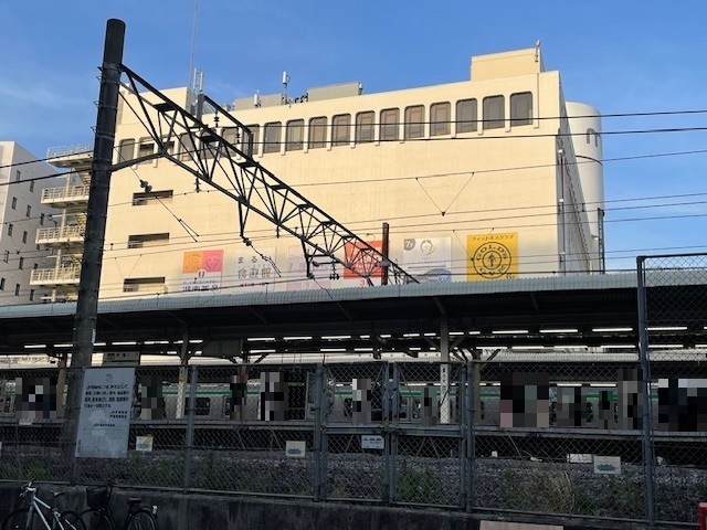 戸塚駅まで約2km（徒歩25分）　戸塚駅は東海道線、横須賀線、湘南新宿ライン、横浜市営地下鉄ブルーラインが乗り入れる接続駅です。横浜駅、新宿駅、東京駅へのアクセスが良いので、通勤や通学にも便利です。