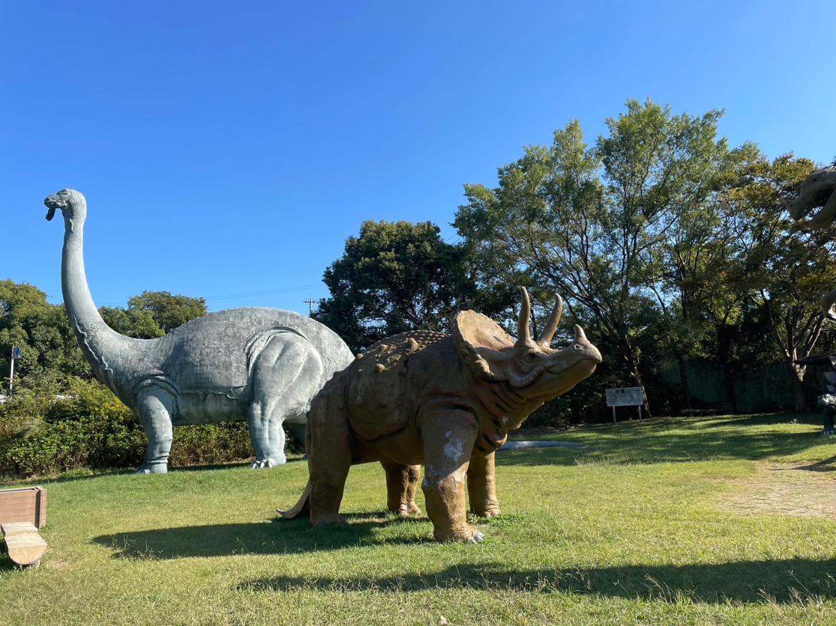 森林恐竜公園まで約3km（車で約5分）　リアルサイズの恐竜がお出迎え！休日は童心に帰って、家族みんなでおもいっきり楽しんでみませんか？