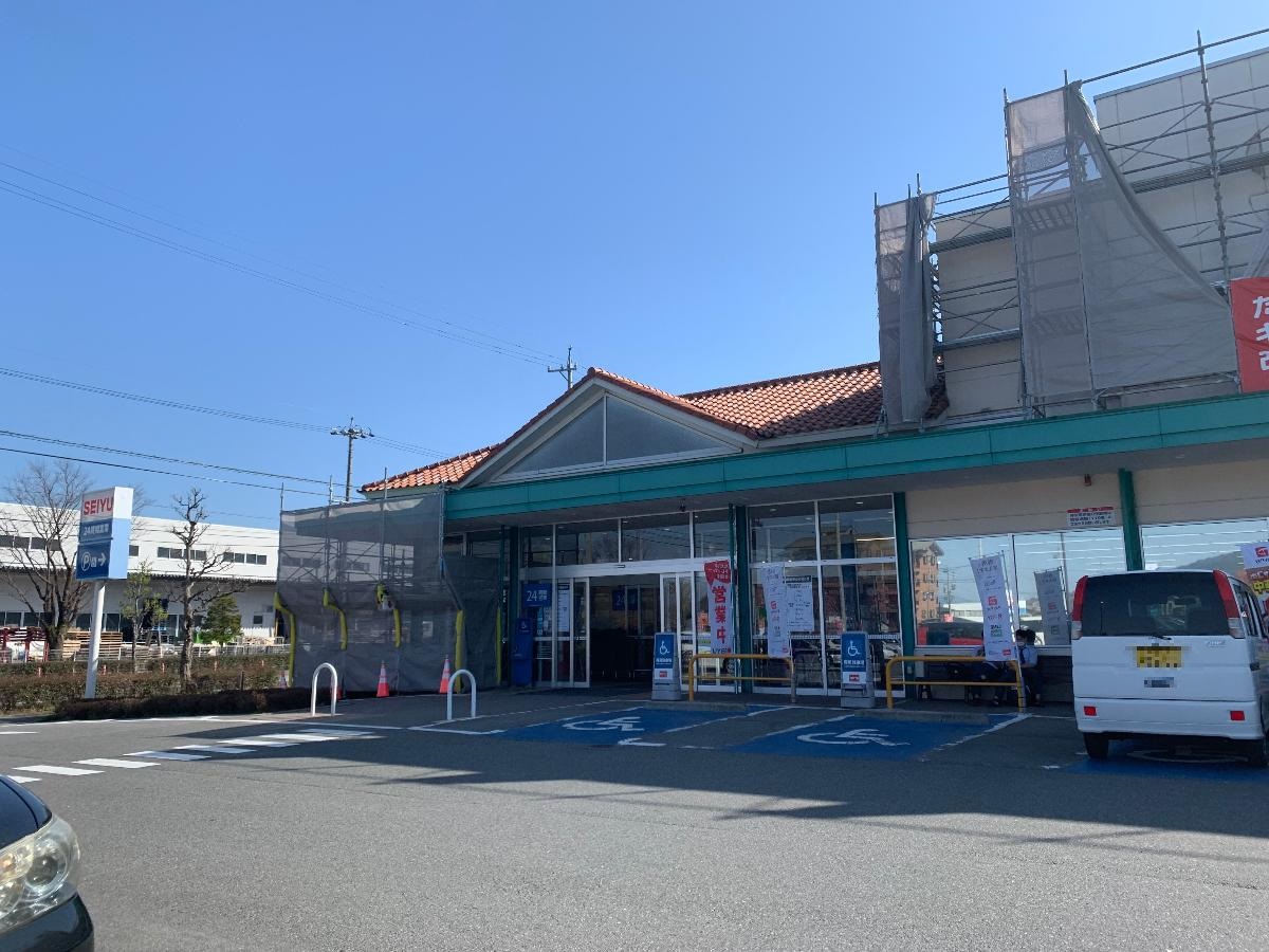 西友　伊賀良店まで約1.6km（徒歩20分／車で約6分）　大型駐車場を完備しており、24時間営業で利便性抜群です。