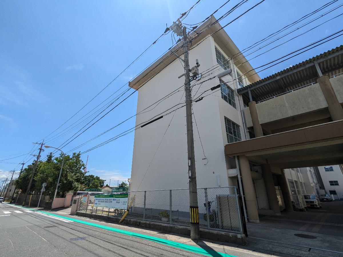 鹿児島市立紫原中学校まで約1.7km（徒歩22分）　閑静な住宅街に位置する学校です。