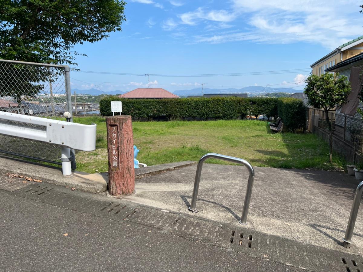 スカイヒル公園まで約550m（徒歩7分）　住宅街にある公園です。お子様のお友達との思い出の場所になるでしょう。