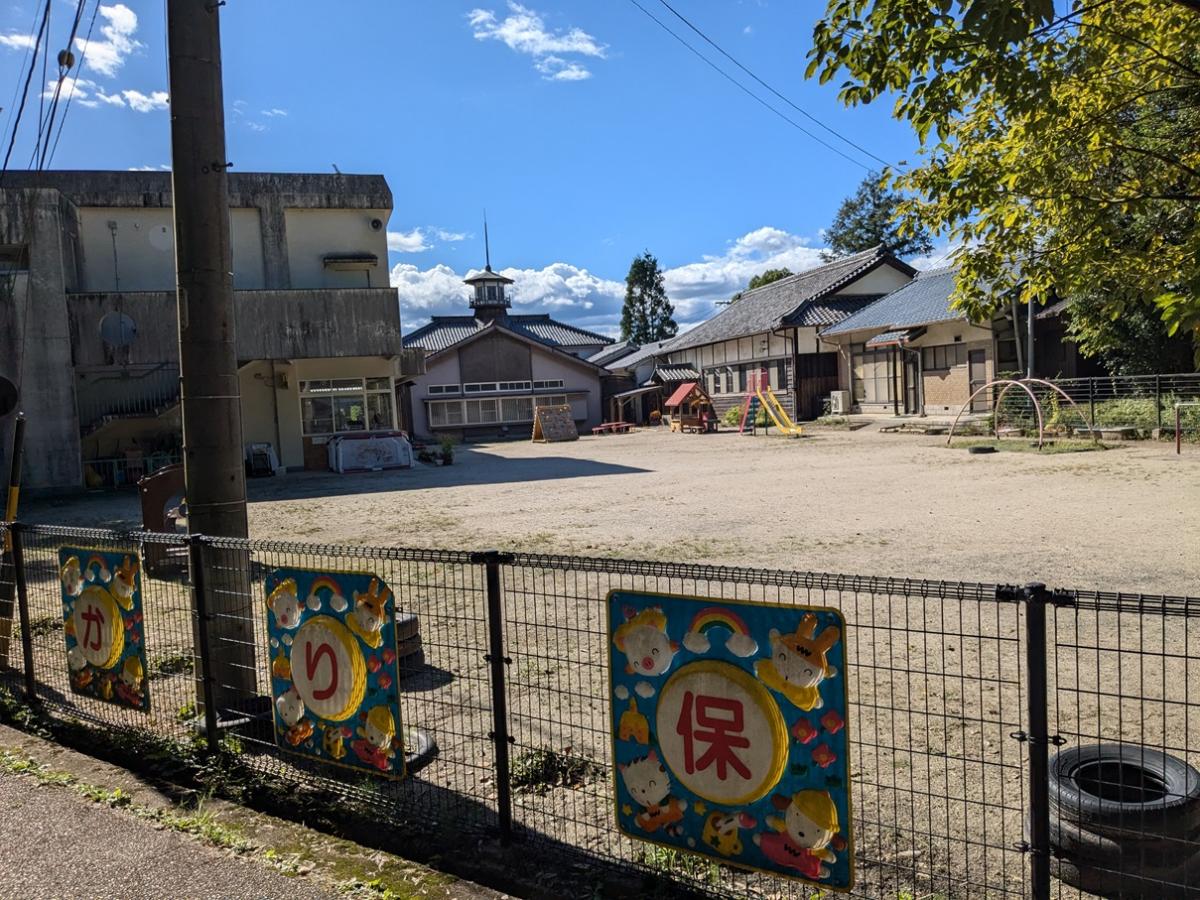 ひかり保育園まで約1.2km（徒歩15分）　まちなかにありますが広い園庭があり、上野公園の北西に位置するため、上野公園に散歩に出かけたり自然を体験できる保育園です☆