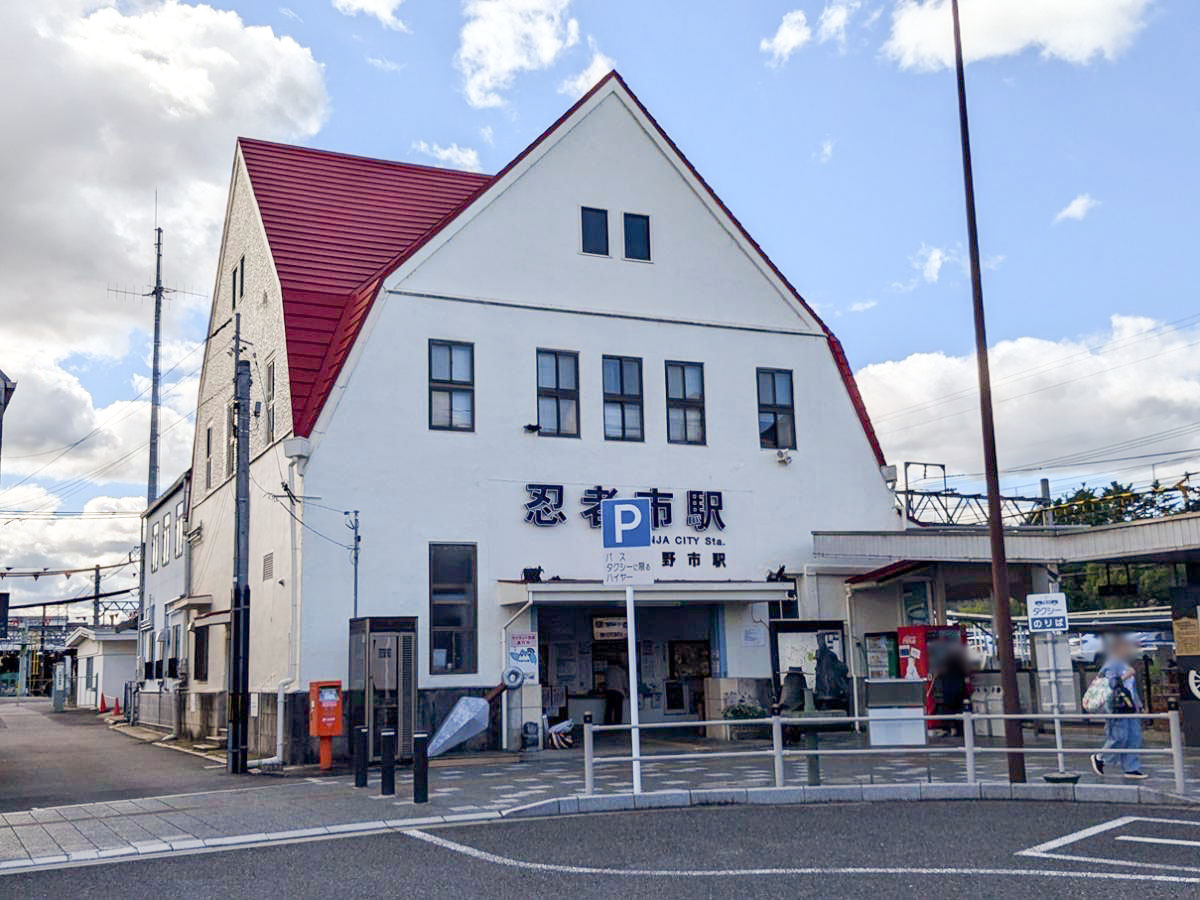 伊賀鉄道 上野市駅まで約900m（徒歩12分）　JR西日本の関西本線と、当駅を起点とする伊賀鉄道伊賀線の接続駅です☆