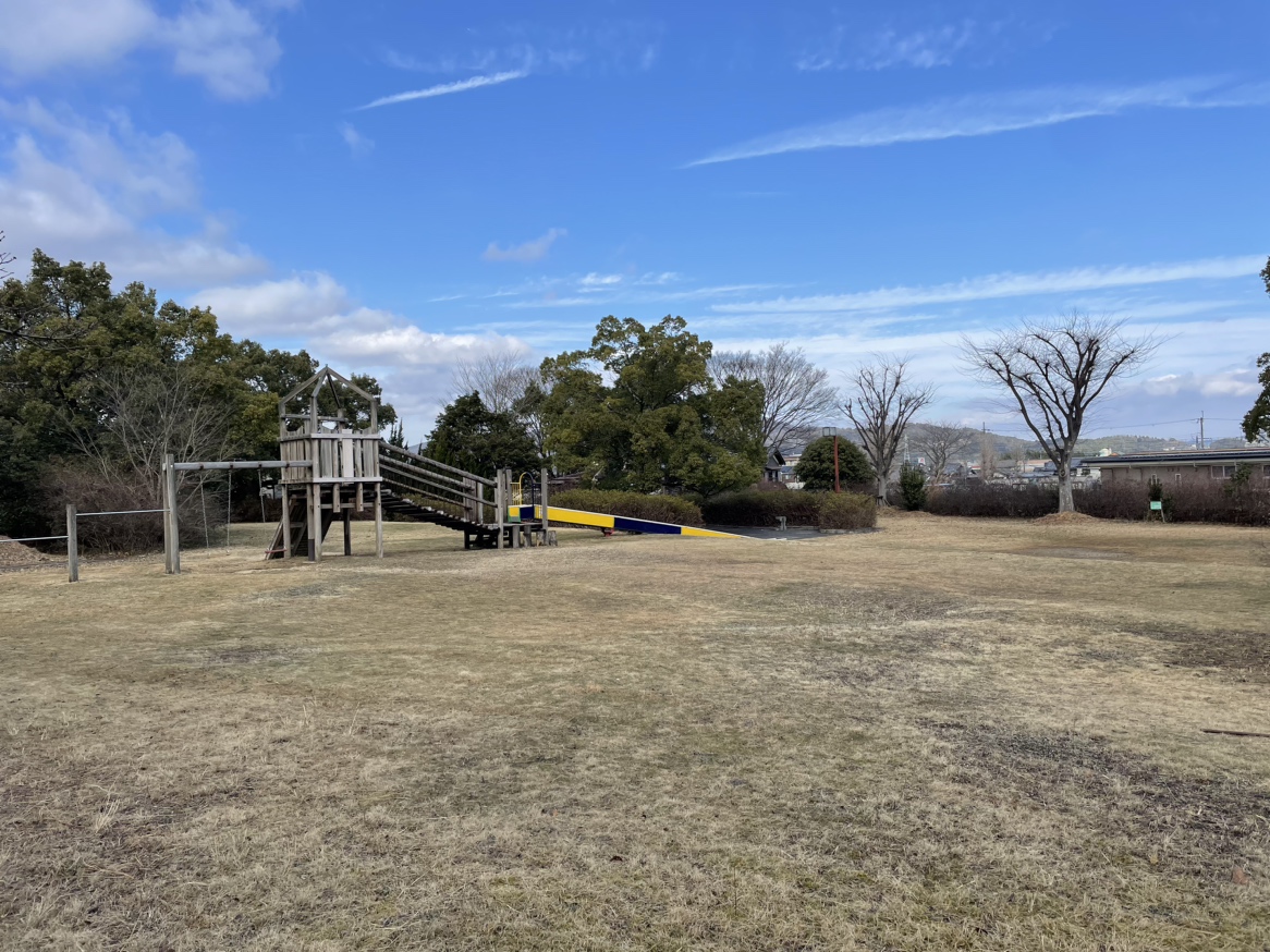 上街道公園まで約350m（徒歩5分）　最寄りの公園でちょっとしたお散歩コースに♪