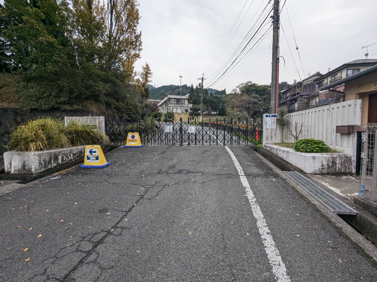 湖南市立三雲東小学校まで約850m（徒歩11分）　住宅街にあり、緑豊かな環境です。通学路の道幅も十分で登下校も安心です。