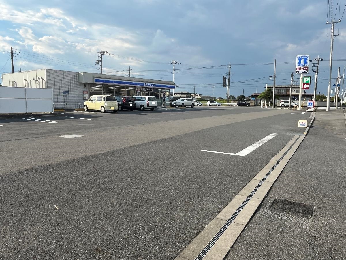 ローソン壬生町壬生乙店まで約1km（徒歩13分）　駐車場も広く、24時間営業で便利です。