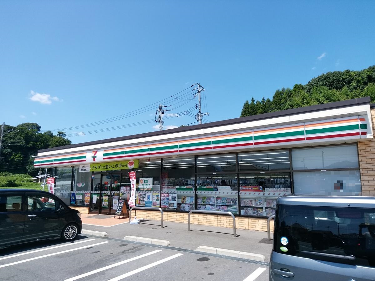 セブンイレブン玖珂千束店まで約1km（徒歩13分）　急なお買い物に便利。惣菜・冷凍食品も充実！