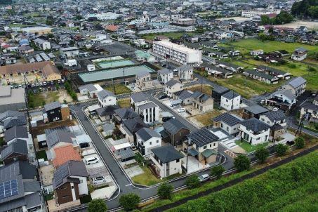 小中学校や幼稚園・保育園、スーパー、家電量販店、ドラッグストア、銀行、ホームセンター、100円ショップすべて徒歩15分圏内。岩国市街地へ車で約35分、周南市街地へも車で約45分で便利な立地です。