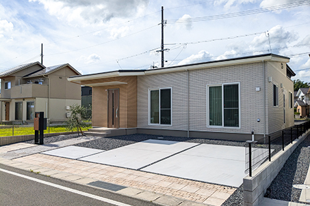 大き目の敷地には平屋かつ20畳LDK。2階建ての区画も南側隣地が一条の平屋なので日当たり良好です。全棟4LDK、全館床暖房付き。子育て世代から将来にわたって安心・快適の住まい。