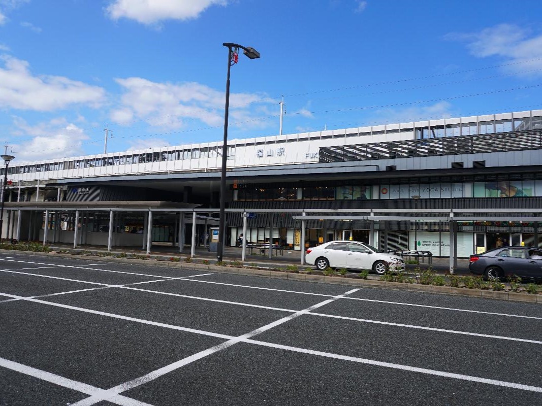 JR福山駅まで約3.2km（車で約7分）　福山市の交通要所です。新幹線が停車することや福塩線を含め3路線が行き交っています。多くの店が出店しており様々なショッピングが可能で、400年以上の歴史がある福山城と隣接していることで広島県内でも有数の観光地です。