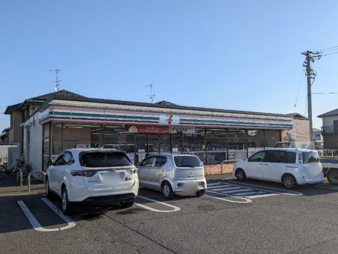 セブンイレブン福山多治米店まで約500m（徒歩7分／車で約2分）　今では欠かせない存在のコンビニが近くにあります。