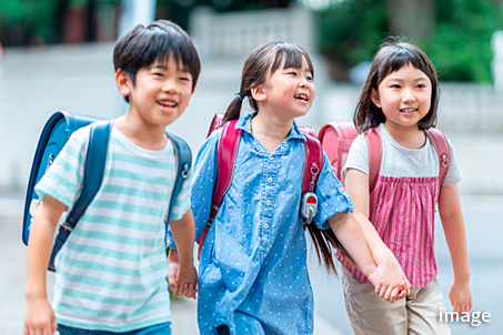 西尾市の小学校の中で最も生徒数が多い矢田小学校(2024年5月1日現在)、矢田保育園までそれぞれ約720m（徒歩9分）。通学に便利で送迎もしやすく、子どもを見守ることのできる距離感が魅力です。