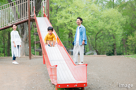 分譲地から約80m（徒歩1分）の場所にある公園は、育ち盛りの子どもたちの遊び場にぴったり。すぐに出かけられる近さが子育て世帯にとっての大きなメリットです。交流の場としても活用できます。