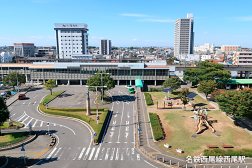 駅やICへのアクセス良好！<BR>通勤やお出かけに便利な立地です。<BR><BR>【西尾駅】<BR>分譲地から車で約10分<BR><BR>【電車利用】<BR>西尾駅から新安城駅まで19分<BR>西尾駅から東岡崎駅まで35分<BR>西尾駅から名鉄名古屋駅まで59分<BR><BR>【自家用車利用】<BR>分譲地から安城西尾ICまで約20分<BR>安城西尾ICから名古屋駅まで約46分