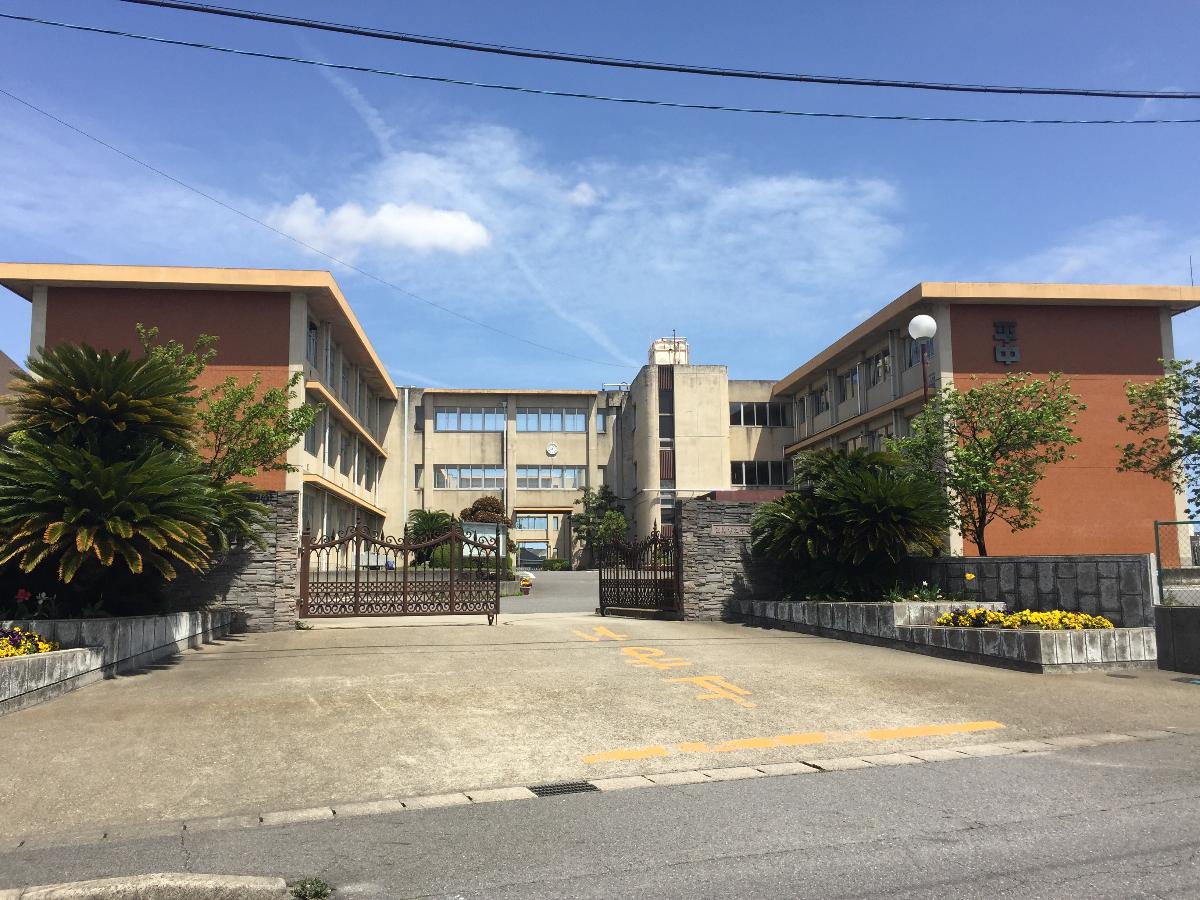 平坂中学校まで約1.8km～1.9km（徒歩23分～24分）　昭和22年に設立された75年の歴史ある中学校です。