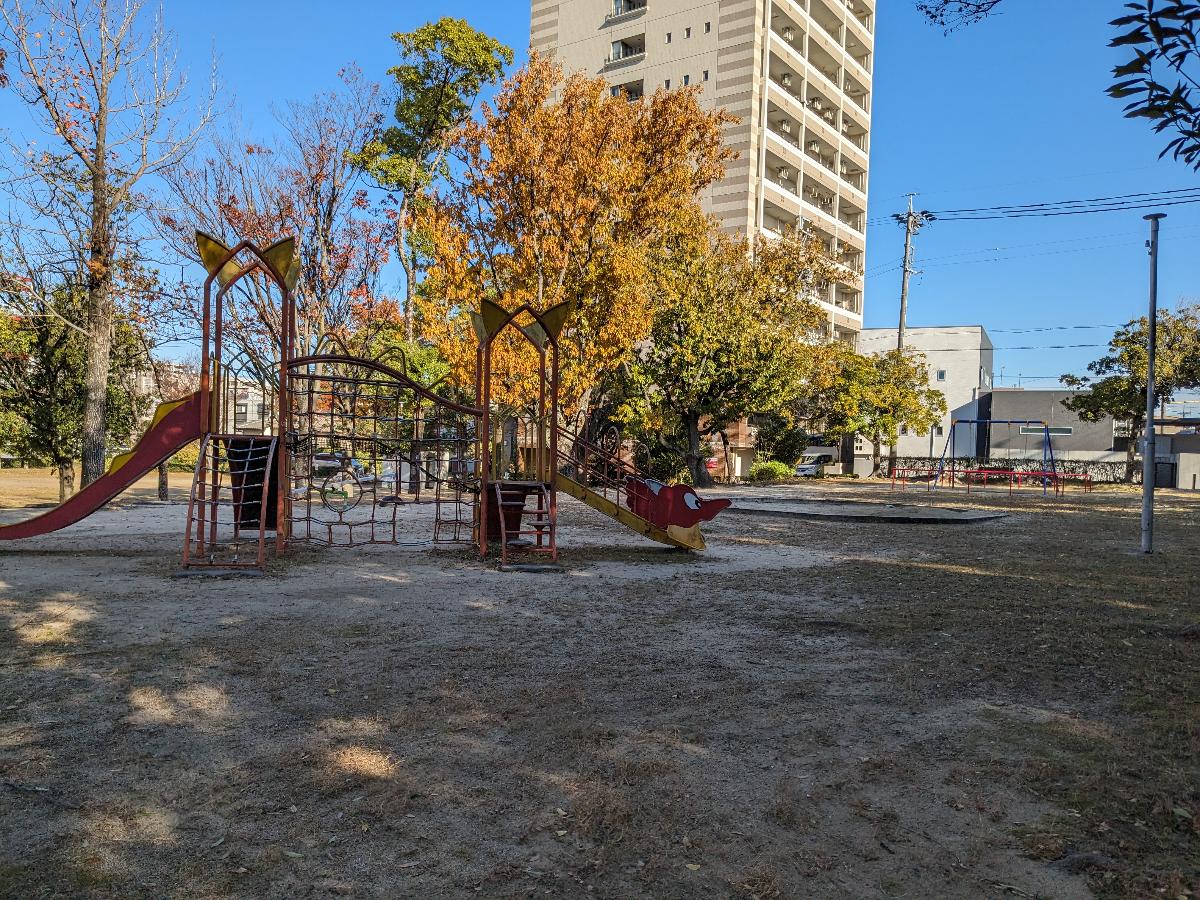 羽根西公園まで約700m（徒歩9分）　遊具もありますのでお子様を遊ばせるのにご利用下さい。