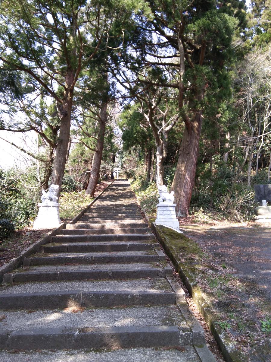 新山神社まで約2km　新山神社、周辺には三望苑もあるフィールドアスレチック総合公園