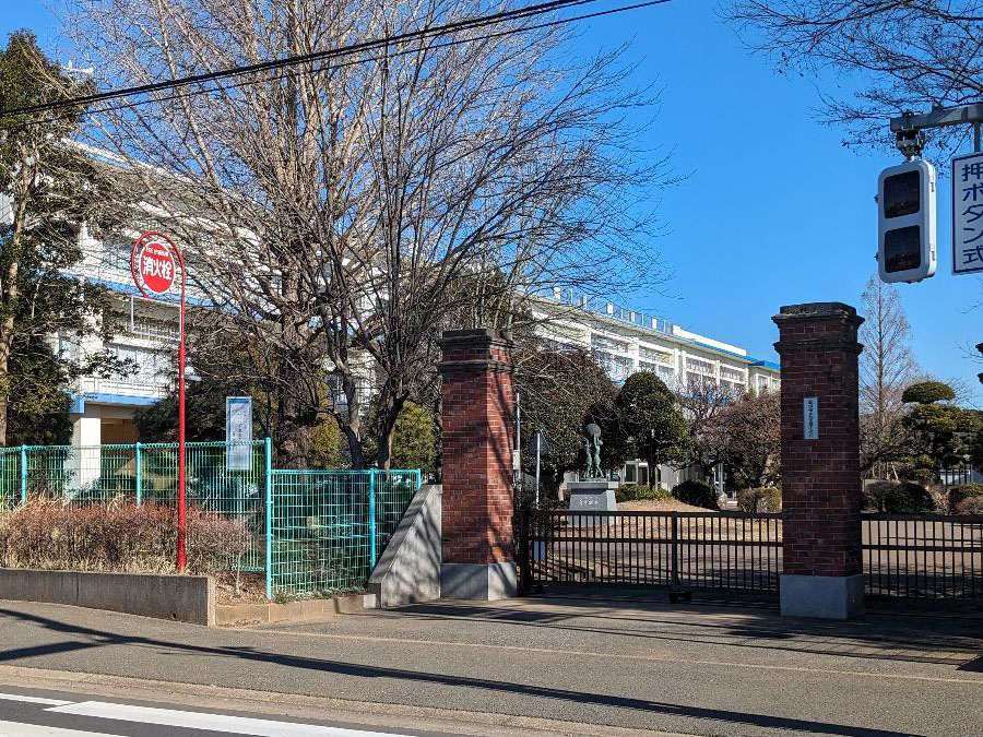 三里塚小学校まで約950m　自然に囲まれたグラウンドでのびのびと学校生活を送れます。