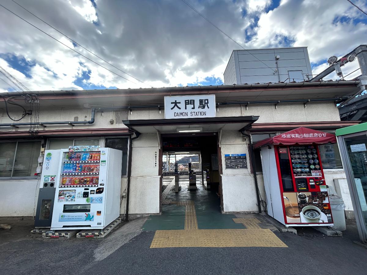 JR大門駅まで約450m（徒歩6分／車で約2分）　福山駅から2駅目にあります。月に3000人が利用する駅です。