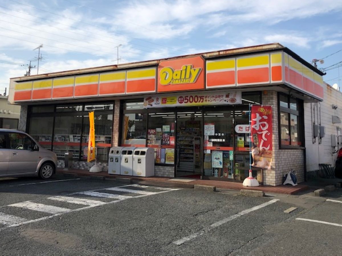 デイリーヤマザキ　方丈店まで約1.7km（車で約6分）　DAISOやマムの近くに立地しています。