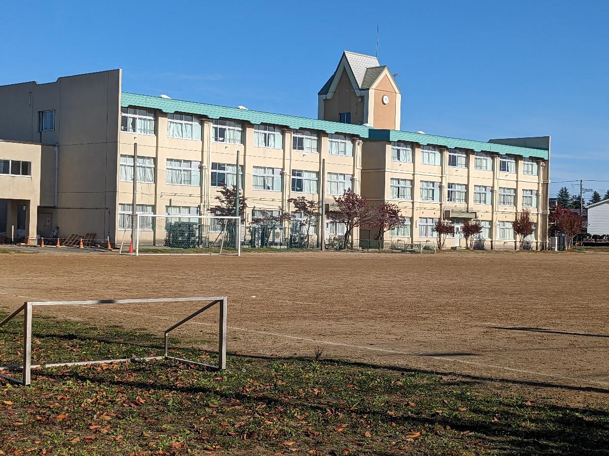 八戸市立東中学校まで約600m（徒歩8分／車で約3分）　閑静な住宅街に囲まれています。近隣には、東運動公園や総合病院、大型の商業施設などがあり、利便性の高い生活環境となっています。