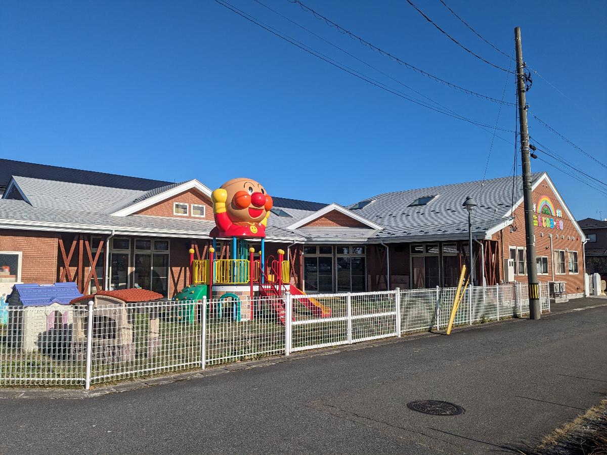 ナーサリーにじいろ まむまで約300m（徒歩4分／車で約2分）　0歳児から2歳児の保育園です。園庭にはアンパンマンの遊具があり子供たちが楽しく遊べます。