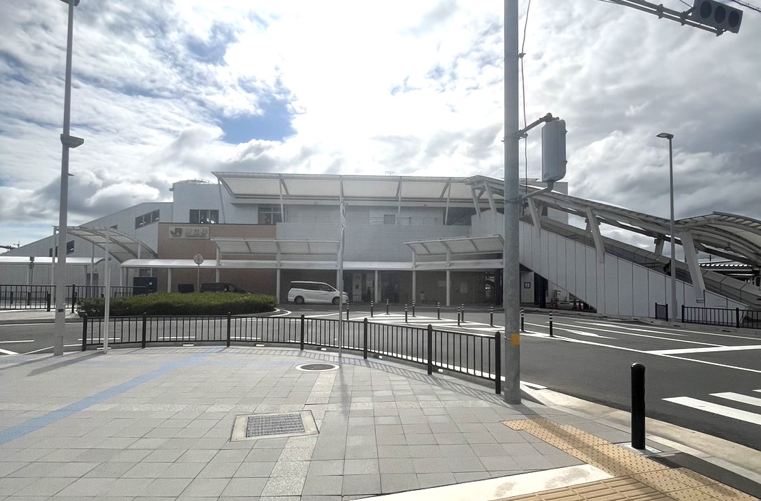 JR東日本常磐線　神立駅まで約1.7km（徒歩22分／車で約4分）　霞ヶ浦の湖に白い帆を広げて浮かぶ帆曳船をイメージした新駅舎。
JR常磐線　普通　柏駅まで52分（※乗り換え無）、
JR常磐線　普通　上野駅まで80分（※乗り換え無）です。