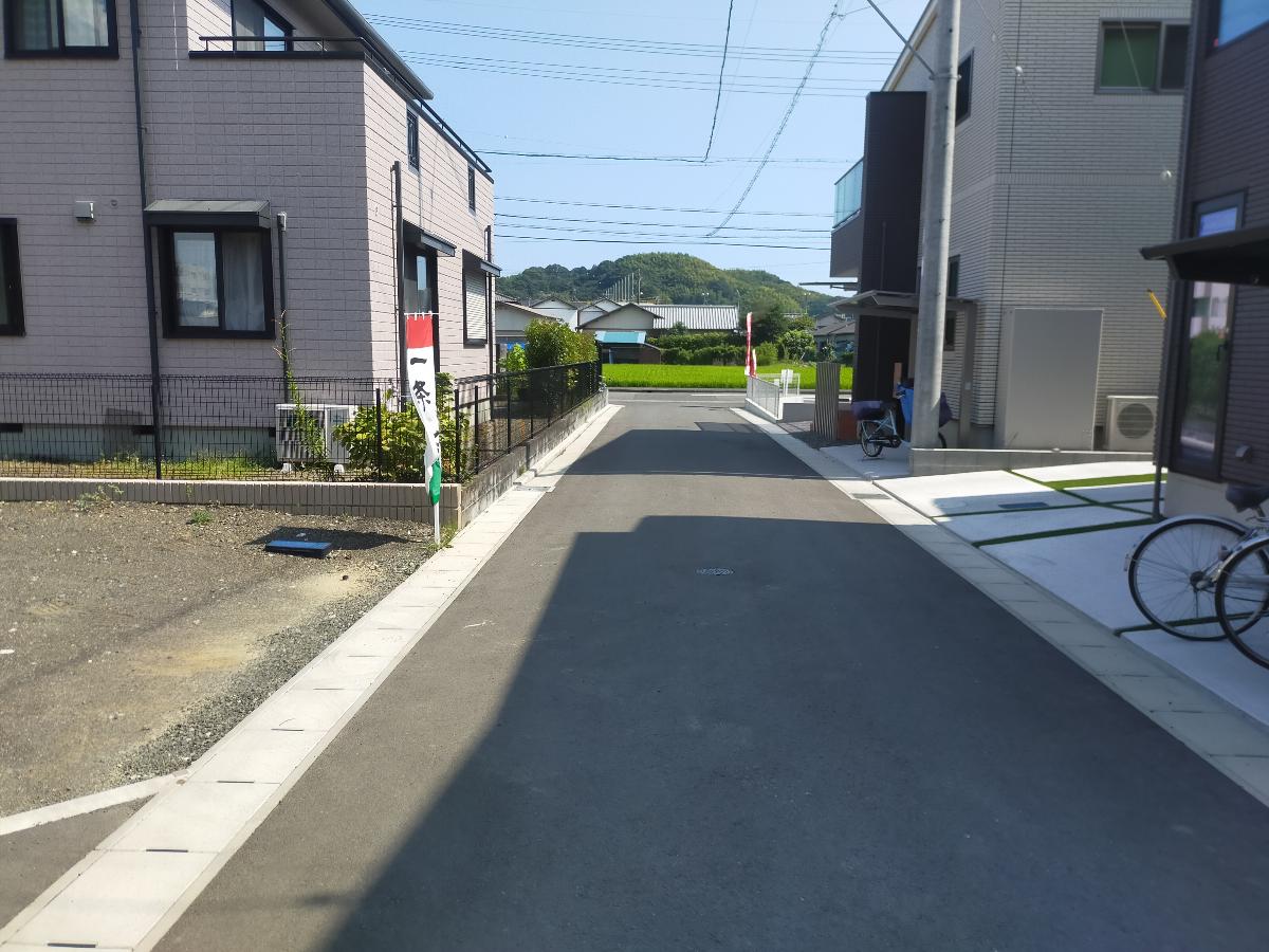 前面道路が4.5ｍのため車の運行も楽々です。　