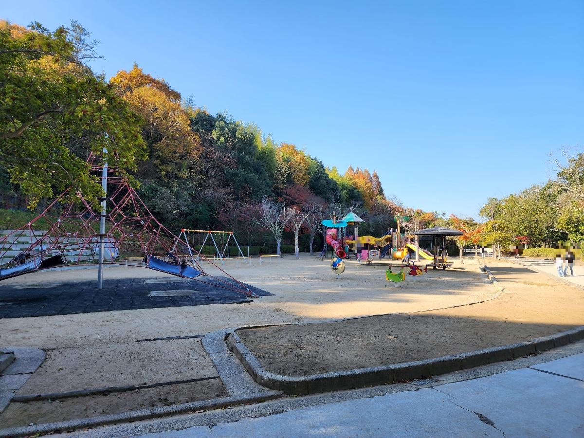 イイコトテラス西条田口 戸建 鏡山公園まで約3.3km（車で約5分）　国史跡・鏡山城跡の麓に整備された公園で、30種余り約500本の桜が咲きほこる、東広島を代表する桜の名所の一つ。園内には、幾つかの池があり、美しい景観を見せてくれるほか、ウォーキングコースも設定され、晴れた日には健康づくりを兼ねた散策にもお勧めです。また、約150本の秋の紅葉も見ごたえがあります。