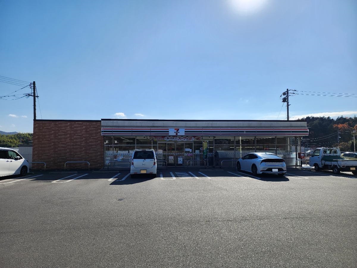 セブンイレブン東広島田口店まで約1.1km（徒歩14分）　最寄りのセブンイレブン。ゆったりした駐車場、中には広めのイートインスペースあり。