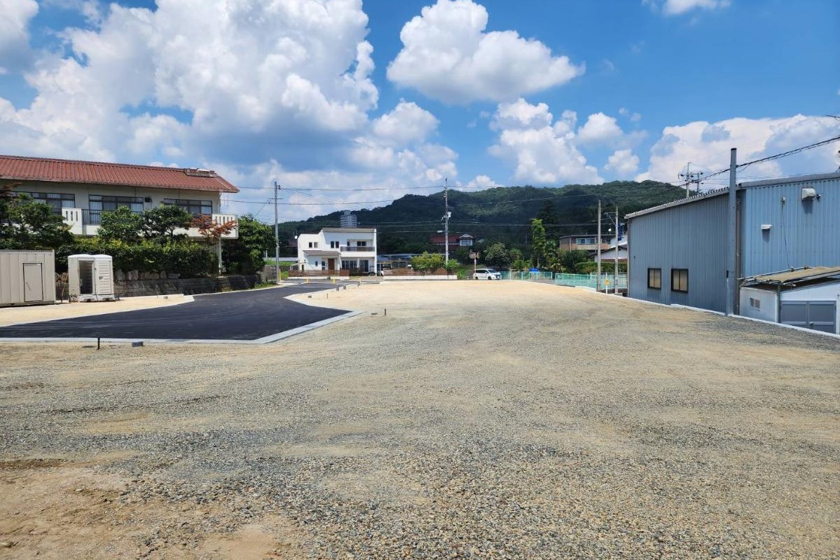 東広島駅まで車で約8分（約5km）<BR><BR>東広島呉自動車道へのアクセスも良く、車での移動がしやすいです。<BR>広大バス停から西条駅までも本数が多いのでバスアクセスも良好です。<BR><BR>閑静な住宅街にあり、ゆとりのある6ｍ幅道路で安心して駐車・運転ができます。<BR>歩道があるのでお子様も安心して暮らせます。<BR>近隣には小学校があり、広い校区の中では比較的近い立地。子育て家族にぴったりの分譲地です。