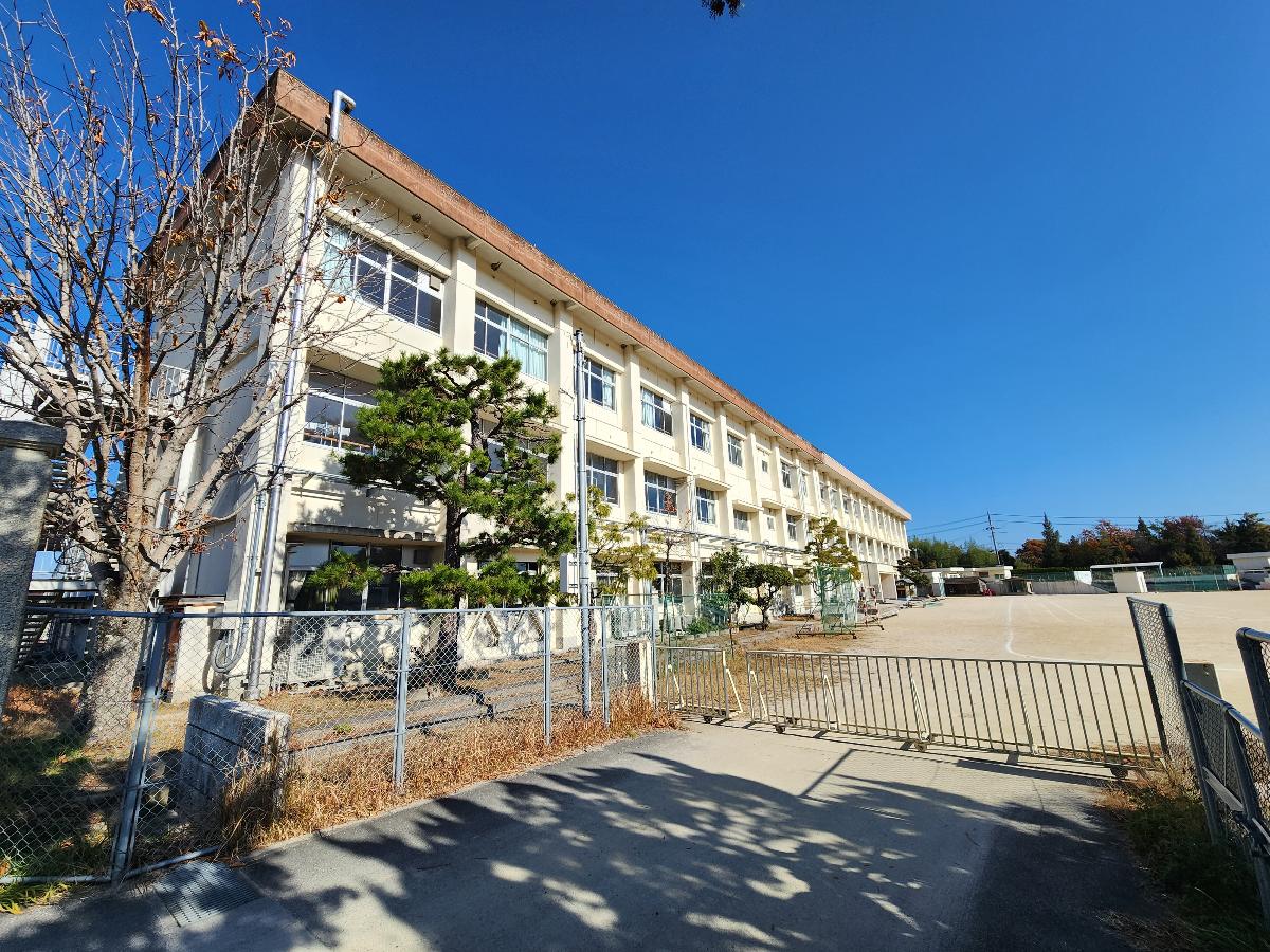 郷田小学校まで約1.7km（徒歩22分）　6年生の金管バンド演奏が特徴の小学校。非常に広い校区の中では比較的近い立地です。