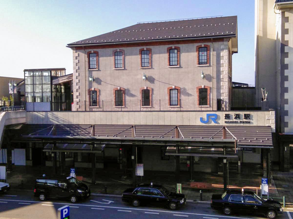 JR長浜駅まで約2.6km（車で約5分）　京都・大坂方面の新快速電車の始発駅です。着座での乗車可能です。