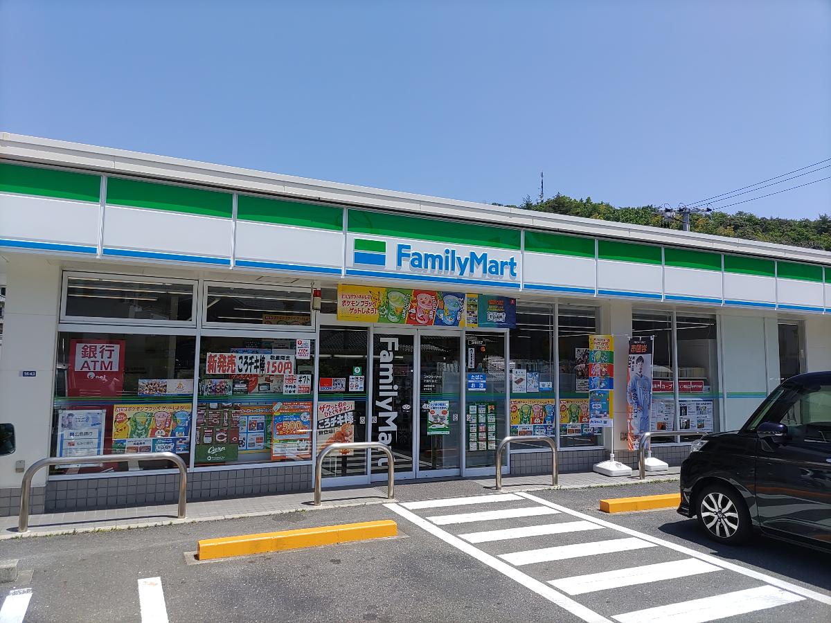 ファミリーマート 岩国平田店まで約120m（徒歩2分）　徒歩2分の直ぐ行ける距離で、分譲地からは裏の位置関係なので夜中に灯りや人通りが気になることもありません。