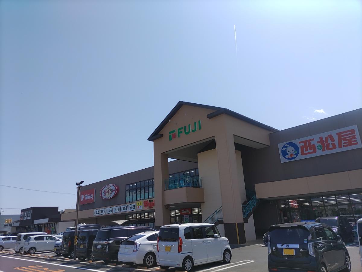 フジ 南岩国店まで約2km（車で約6分）　FUJIの他にもダイソーやWANTS、西松屋もあり、小さなお子様に必要なものがほとんど揃います♪