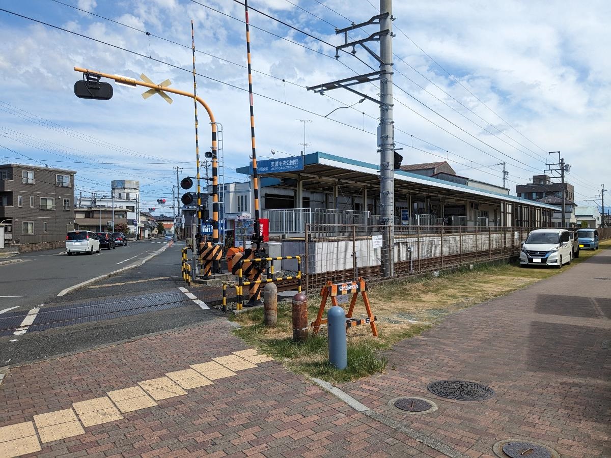 美薗中央公園駅まで約1km（徒歩13分）　駅までは徒歩でも自転車（駐輪場あり）でも行けます。
隣接している美薗中央公園は自然豊かで遊具・広場もありお子様も楽しめます。