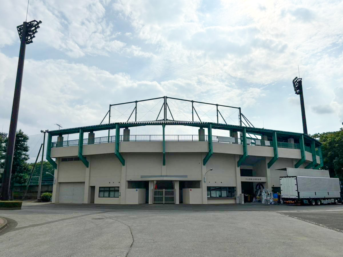 小山運動公園まで約1.4km（車で約5分）　野球場、陸上競技場、テニスコート等が集約された広大な施設です。