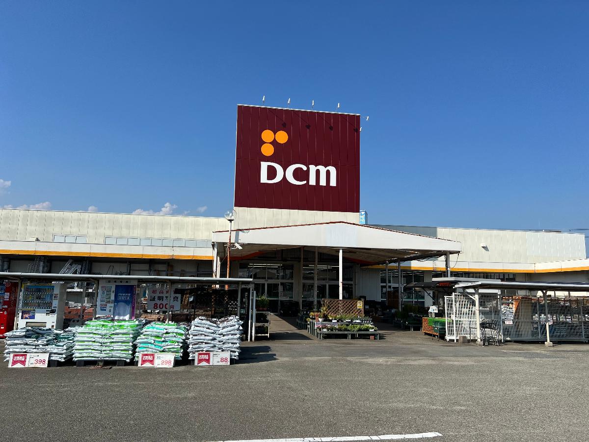 DCM姫路山吹店まで約600m（徒歩8分）　営業時間は9時30分～19時！品揃えが豊富で、色々揃うホームセンターです！ペット関係やお花、DIY関係も充実しており、見ているだけで楽しいお店です♪