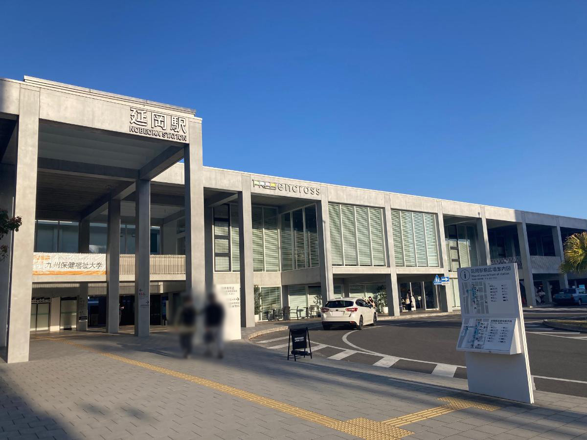 JR延岡駅まで約2.4km（徒歩30分／車で約8分）　延岡市駅前複合施設　エンクロスは、スターバックス(蔦屋書店 延岡エンクロス店)や図書館が併設されていて老若男女問わず市民から愛される施設です。
