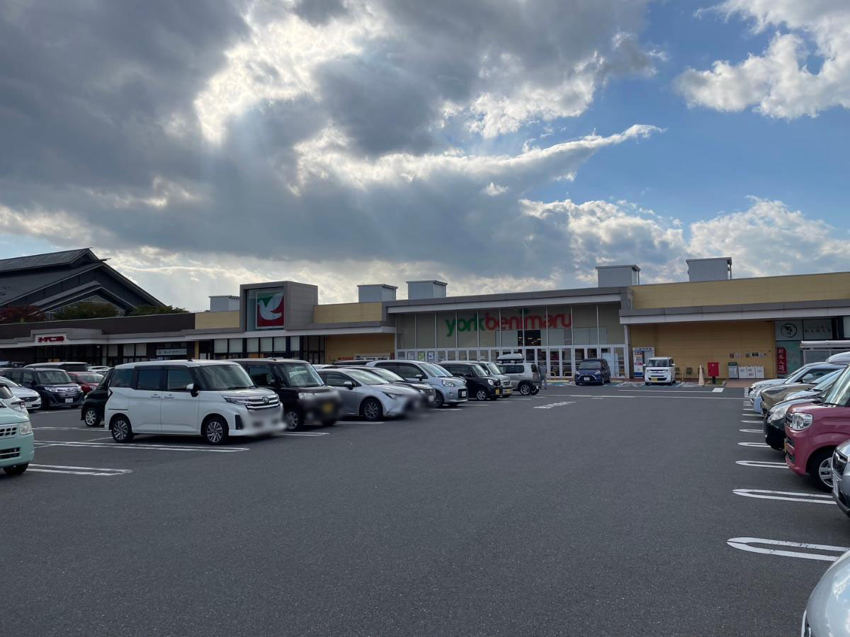 ヨークベニマル落合店まで約1.2km（車で約3分）　大型な駐車場もある、日々のお買い物に便利なスーパーマーケットです。
営業時間9:30～22:00