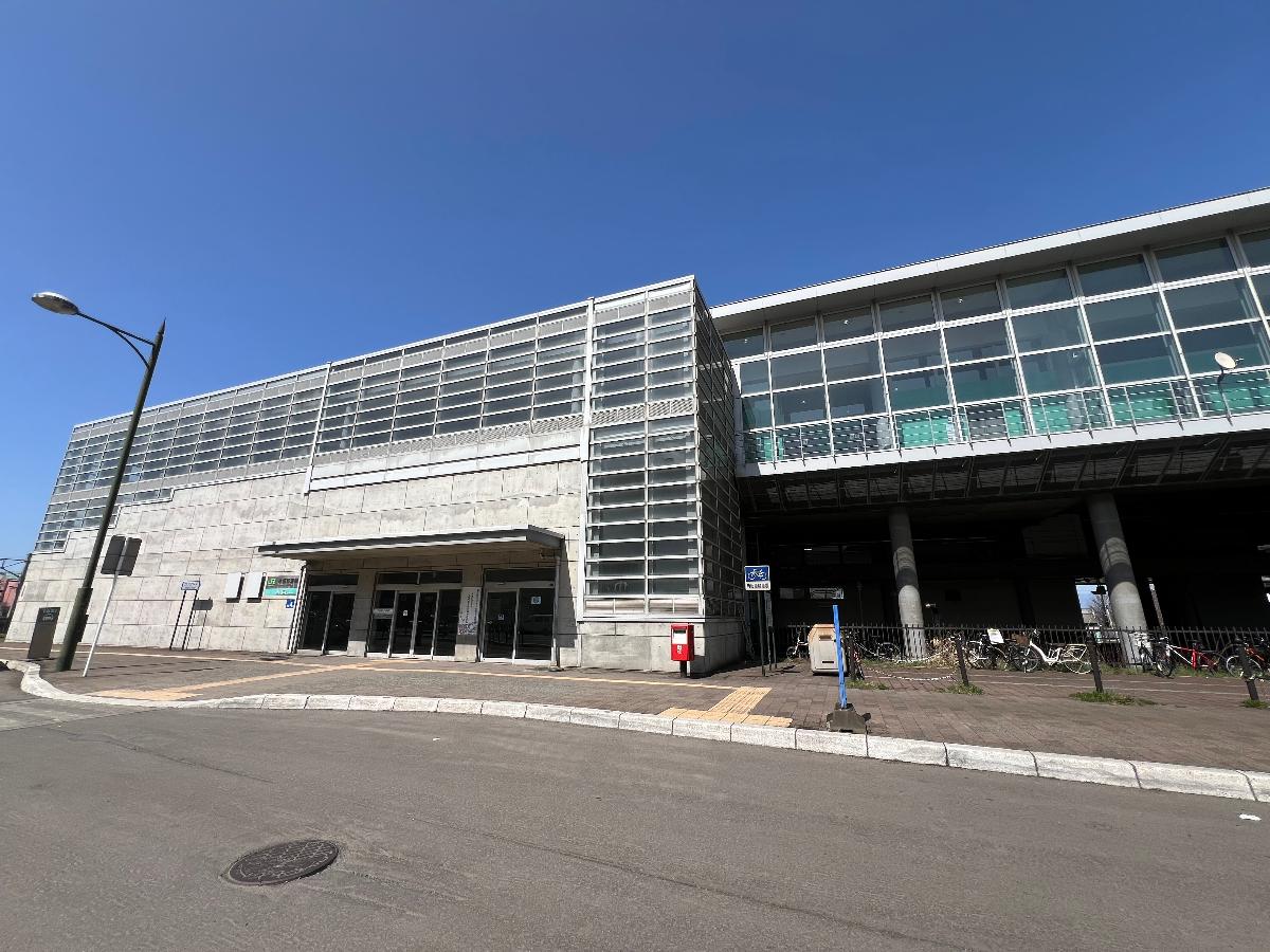 小樽築港駅まで約1.8km～2.1km（徒歩23分～27分）　快速電車なら札幌駅まで28分！通勤や通学に便利な「小樽築港駅」まで、バスで10分程度で行くことが出来ます！