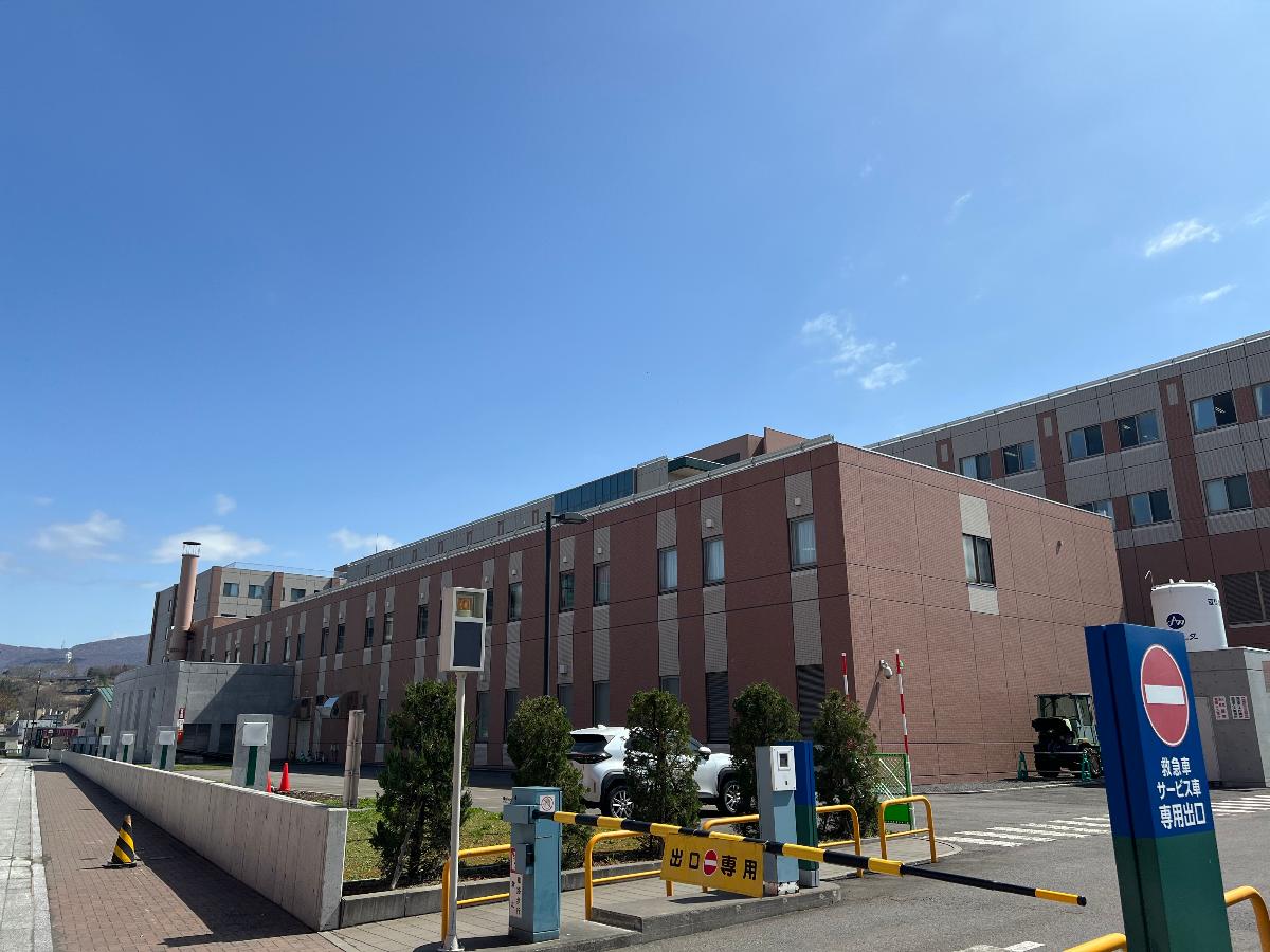 北海道済生会小樽病院まで約2.4km～2.9km（徒歩30分～37分／車で約7分）　築港駅・大型商業施設からも近く、複数の科がある総合病院です！手術だけでなくリハビリテーションまで完備されている為、安心です。土日祝は休診となります。